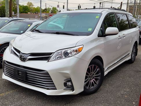 Used 2020 Toyota Sienna XLE FWD image 2
