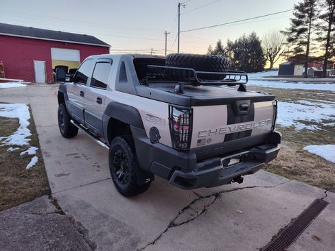Used 2006 Chevrolet Avalanche Z71 w/ Sun And Sound Package image 2