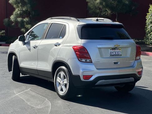 Used 2018 Chevrolet Trax LT w/ LT Convenience Package image 4