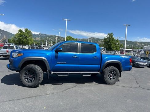 Used 2018 Toyota Tacoma TRD Off-Road w/ Technology Package AWD/4WD image 11