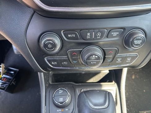 Used 2019 Jeep Cherokee Latitude Plus w/ Comfort/Convenience Group image 12