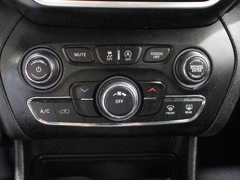 Used 2019 Jeep Cherokee Latitude w/ Popular Appearance Group FWD image 15