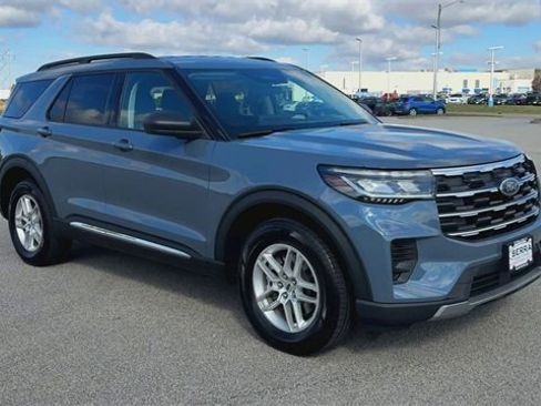 Used 2025 Ford Explorer Active image 2