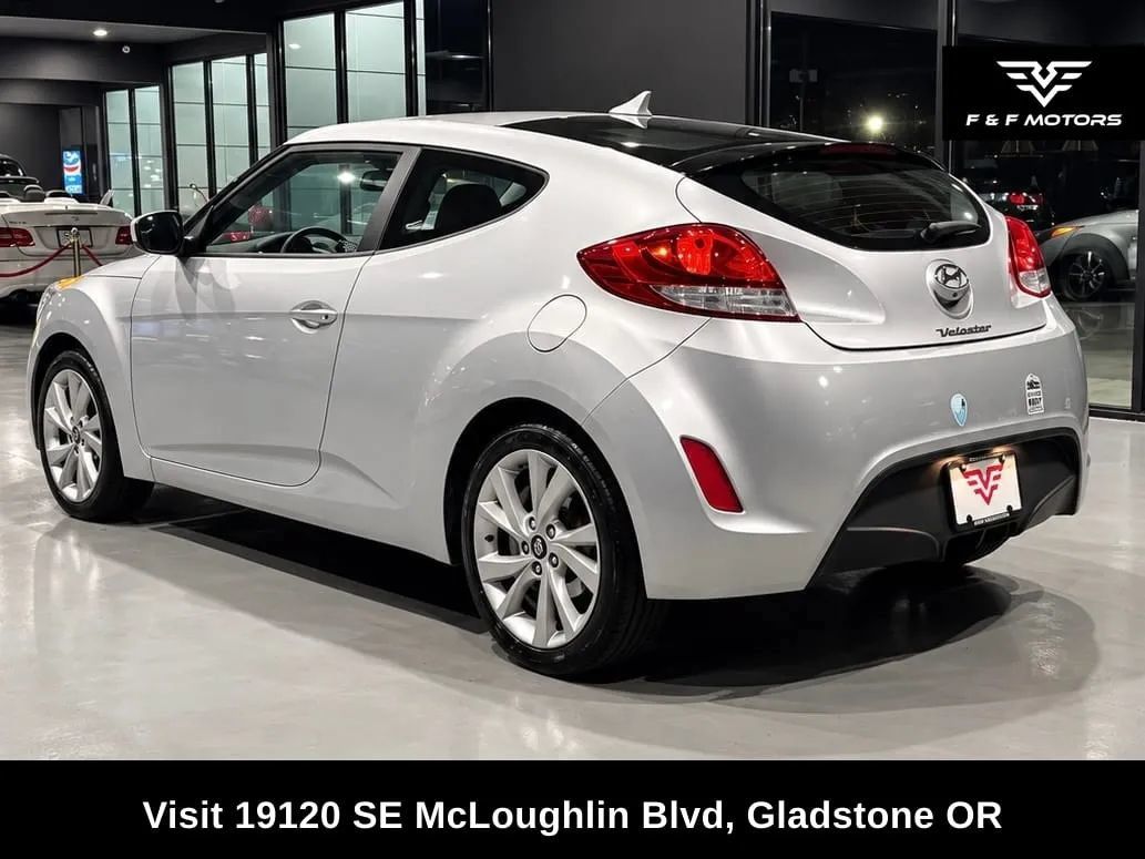 Used 2016 Hyundai Veloster FWD image 4