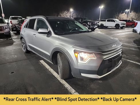 Used 2023 Kia Niro LX image 2