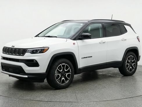 Used 2025 Jeep Compass Trailhawk AWD/4WD image 3