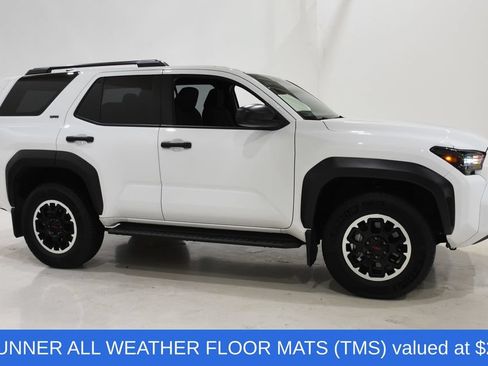 Used 2025 Toyota 4Runner SR5 AWD/4WD image 3