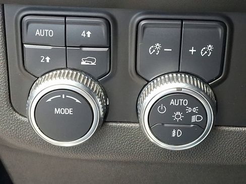 Used 2023 GMC Yukon SLT image 30