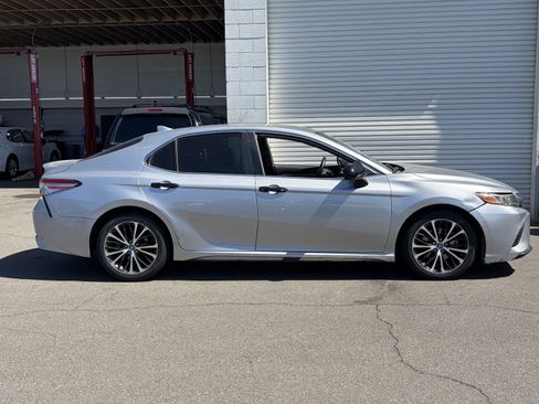 Used 2019 Toyota Camry SE FWD image 2