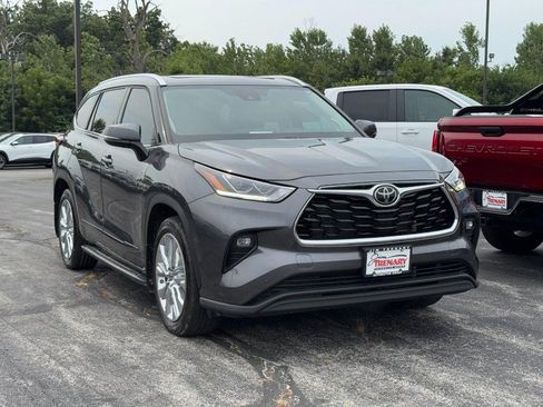 Used 2023 Toyota Highlander Limited AWD/4WD image 2