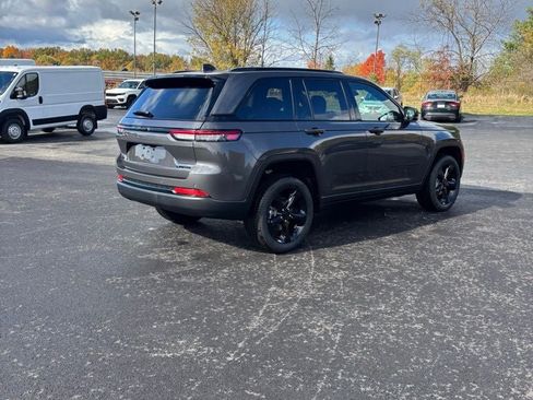 Used 2025 Jeep Grand Cherokee Limited w/ Black Appearance Package AWD/4WD image 5