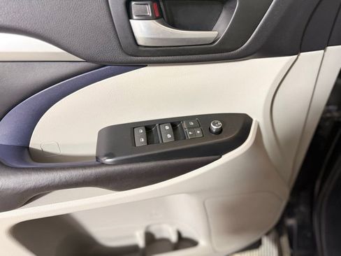 Used 2016 Toyota Highlander XLE image 19