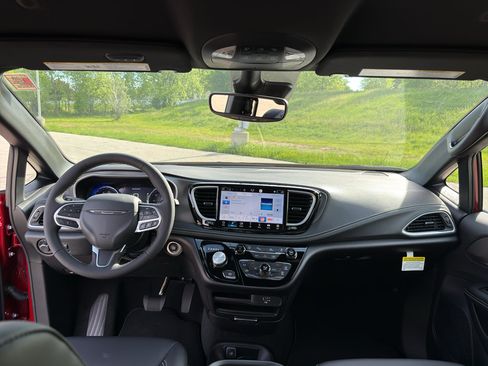 New 2027 Chrysler Pacifica Select w/ Family Tech Group FWD image 28