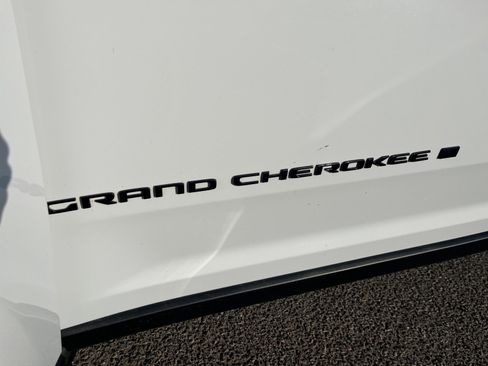 Used 2024 Jeep Grand Cherokee Altitude image 24