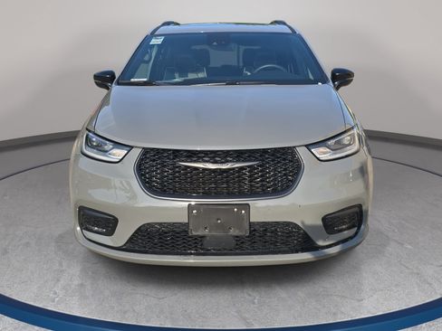 Used 2025 Chrysler Pacifica Limited FWD image 2