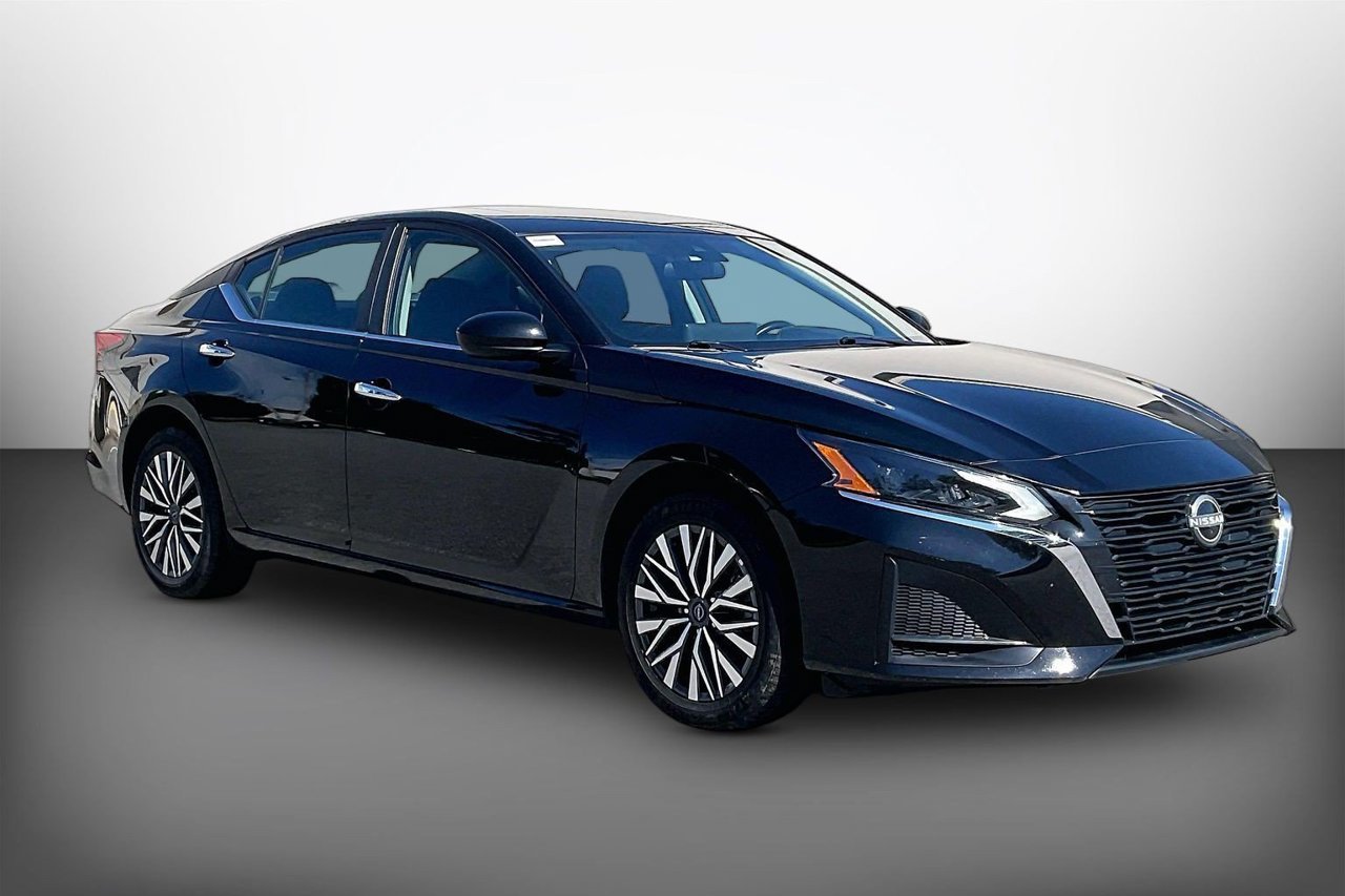 Used 2025 Nissan Altima 2.5 SV w/ SV Premium Package AWD/4WD image 2