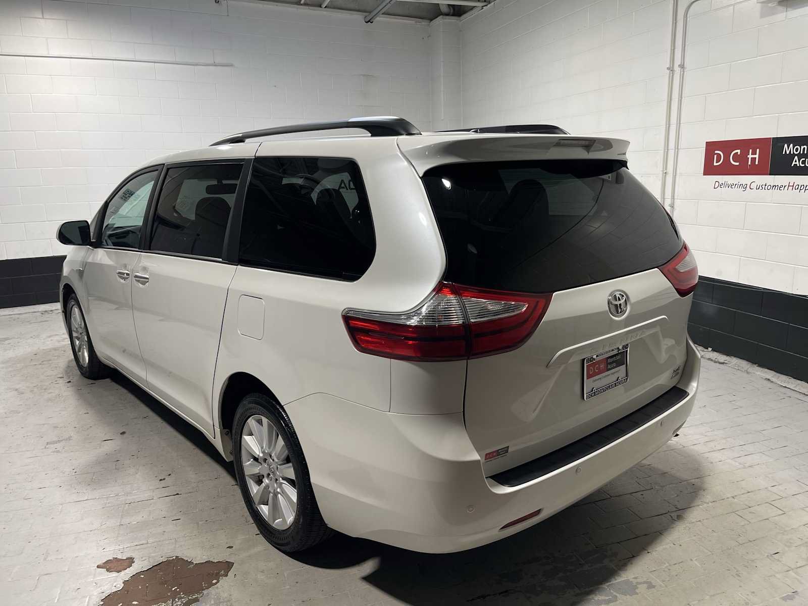 Used 2017 Toyota Sienna XLE w/ XLE Navigation Package AWD/4WD image 4
