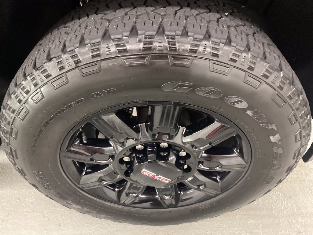 Used 2026 GMC Sierra 2500 AT4 AWD/4WD image 4
