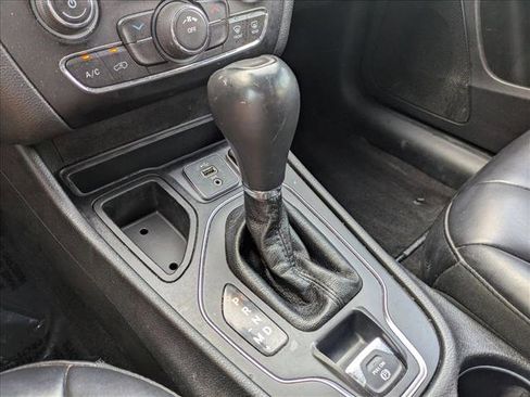 Used 2019 Jeep Cherokee Latitude Plus image 12