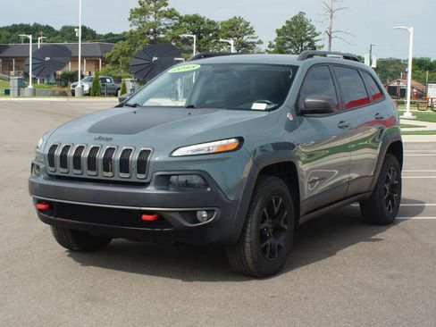 Used 2015 Jeep Cherokee Trailhawk w/ Comfort/Convenience Group AWD/4WD image 16