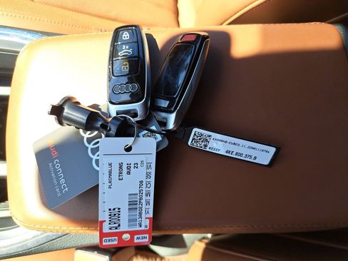 Used 2023 Audi e-tron Prestige w/ Prestige Package image 10