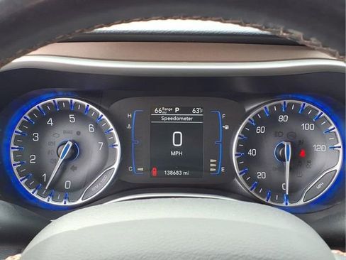 Used 2018 Chrysler Pacifica Touring-L FWD image 13