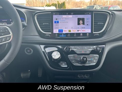 Used 2025 Chrysler Pacifica Select image 18