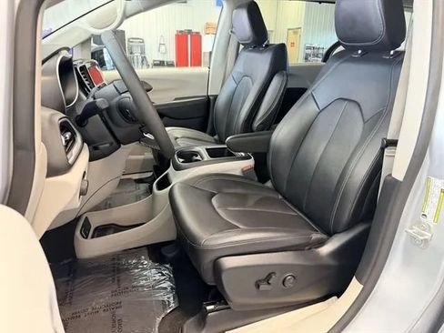 Used 2024 Chrysler Pacifica Touring-L FWD image 11
