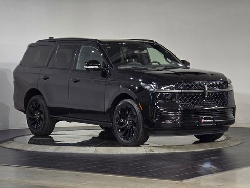 New 2025 Lincoln Navigator Reserve w/ Jet Appearance Package image 2