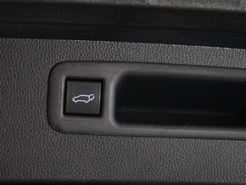 Used 2022 Toyota Highlander XLE AWD/4WD image 17