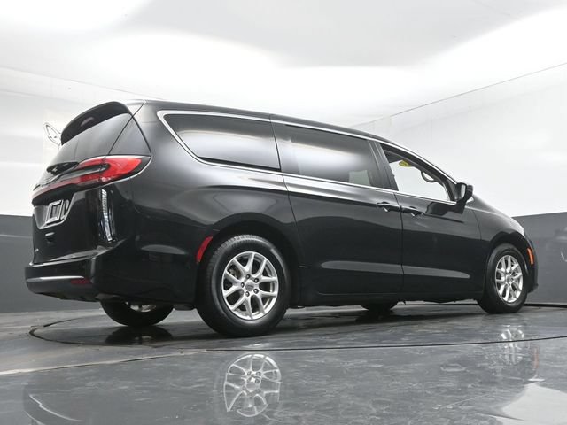 Used 2023 Chrysler Pacifica Touring-L FWD image 37