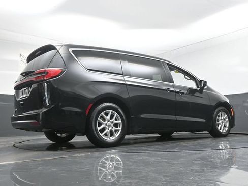 Used 2023 Chrysler Pacifica Touring-L FWD image 37