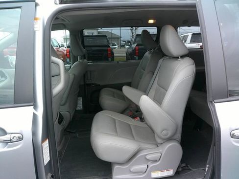 Used 2018 Toyota Sienna XLE image 22