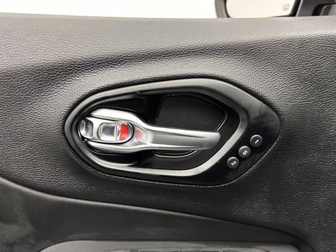 Used 2021 Jeep Cherokee Limited image 12