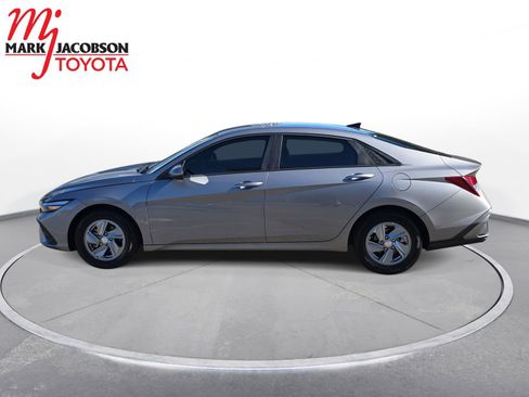 Used 2024 Hyundai Elantra SE image 14