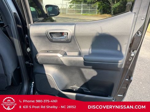Used 2017 Toyota Tacoma TRD Off-Road w/ Tow Package AWD/4WD image 32