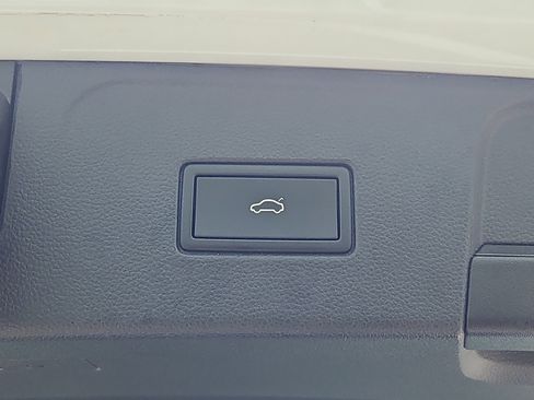 Certified 2022 Volkswagen Atlas SEL R-Line image 18