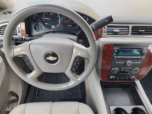 Used 2014 Chevrolet Suburban LT w/ Luxury Package image 11