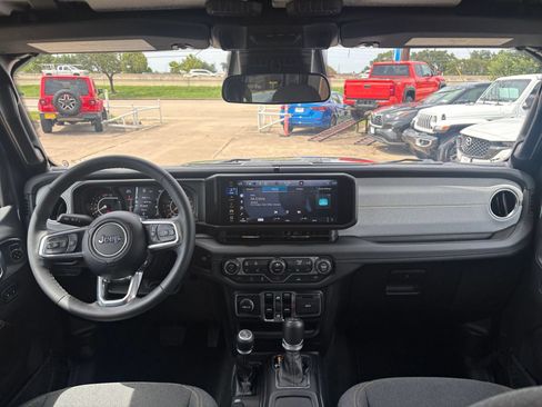Used 2025 Jeep Wrangler Unlimited Sahara AWD/4WD image 33