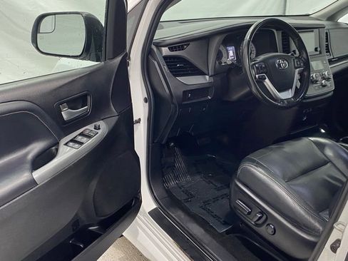 Used 2015 Toyota Sienna SE image 10