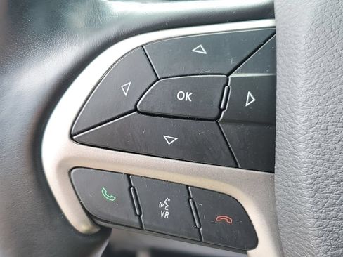 Used 2019 Jeep Grand Cherokee Altitude AWD/4WD image 11