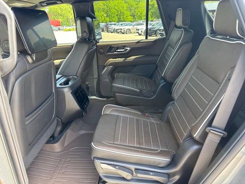 Used 2025 GMC Yukon Denali Ultimate w/ LPO, Illumination Package AWD/4WD image 9
