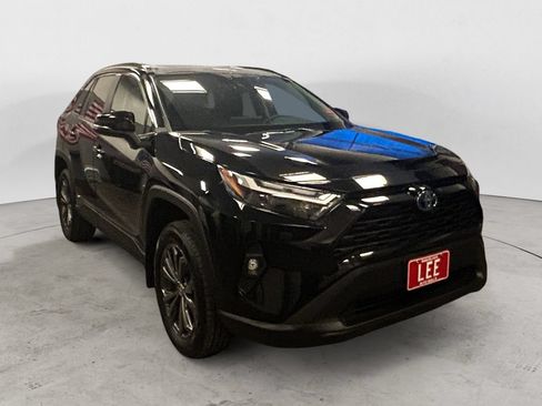 Used 2022 Toyota RAV4 XLE Premium AWD/4WD image 7