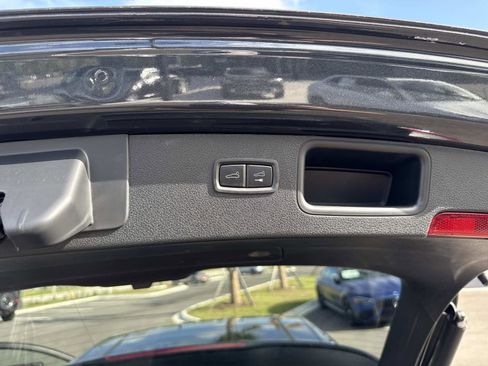 Used 2024 Porsche Macan AWD/4WD image 10