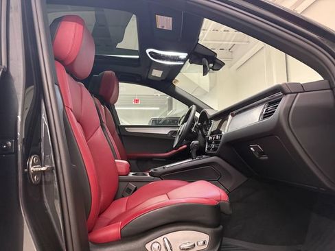 Used 2026 Porsche Macan AWD/4WD image 22