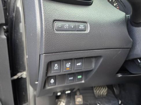 Used 2017 Nissan Rogue SV w/ SV Premium Package FWD image 14
