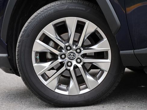 Used 2019 Toyota RAV4 XLE Premium w/ Cold Weather Package AWD/4WD image 6
