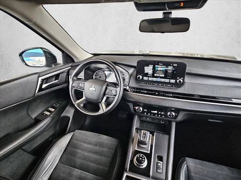 Used 2024 Mitsubishi Outlander SE FWD image 3