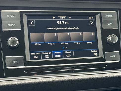 Used 2022 Volkswagen Jetta SE image 17