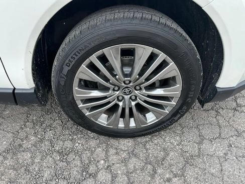 Used 2021 Toyota Venza XLE w/ Softex Package AWD/4WD image 12